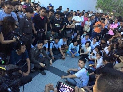 Mahasiswa berkumpul di plaza dalam aksi peringatan kudeta. Mereka kemudian ditangkap oleh polisi. Foto dari halaman Facebook LLTD